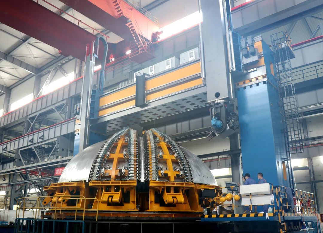 武重集團研制智能化焊接裝備正在加工直徑9.5米箱體圓環(huán).jpg 武重集團研制智能化焊接裝備正在加工直徑9.5米箱體圓環(huán).jpg