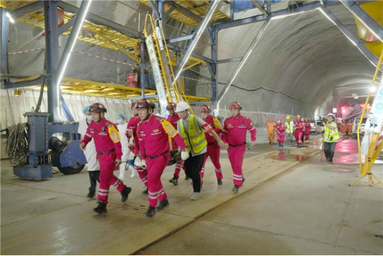 03 渝萬高鐵隧道火災(zāi)及坍塌事故 綜合應(yīng)急演練在站前8標(biāo)成功舉行375.png