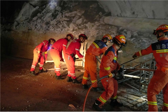 03 渝萬高鐵隧道火災(zāi)及坍塌事故 綜合應(yīng)急演練在站前8標(biāo)成功舉行764.png